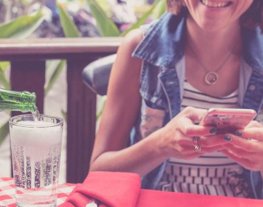 Boş beyaz ekran restoranda kırmızı zemin üzerine beyaz cep telefonuyla mockup görüntüsü. Tropikal Bali Adası, Endonezya.