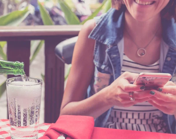 Boş beyaz ekran restoranda kırmızı zemin üzerine beyaz cep telefonuyla mockup görüntüsü. Tropikal Bali Adası, Endonezya.