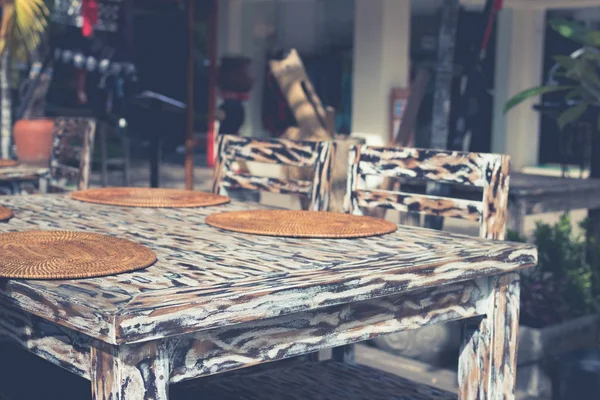 Hermosa mesa de madera de color en estilo leopardo en la cafetería de la calle. Isla de Bali, Indonesia . —  Fotos de Stock