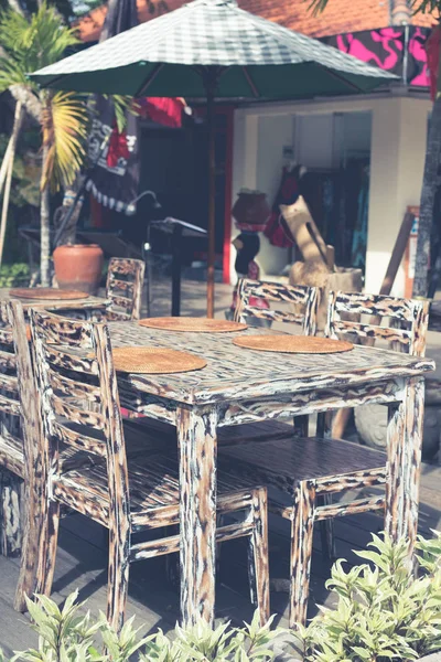 Gyönyörű fából készült asztal színes stílusban leopárd, utcai kávézó. Bali szigetén, Indonézia. — Stock Fotó