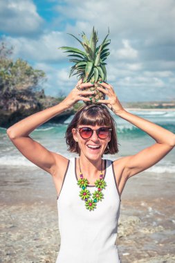 Ananas ile kadın tropikal yaz. Açık havada, okyanus, doğa. Bali Adası cennet.