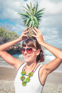 Ananas ile kadın tropikal yaz. Açık havada, okyanus, doğa. Bali Adası cennet.