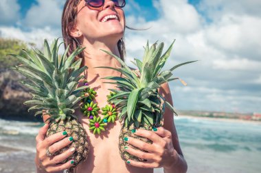 Ananas ile kadın tropikal yaz. Açık havada, okyanus, doğa. Bali Adası cennet.