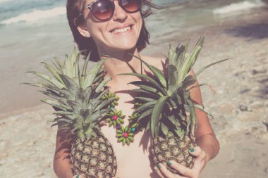 Ananas ile kadın tropikal yaz. Açık havada, okyanus, doğa. Bali Adası cennet.