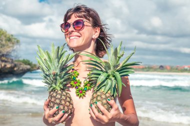 Ananas ile kadın tropikal yaz. Açık havada, okyanus, doğa. Bali Adası cennet.