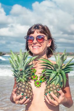 Ananas ile kadın tropikal yaz. Açık havada, okyanus, doğa. Bali Adası cennet.
