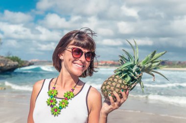 Ananas ile kadın tropikal yaz. Açık havada, okyanus, doğa. Bali Adası cennet, Endonezya.