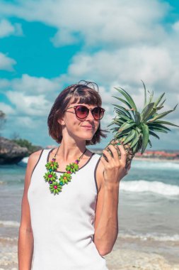 Ananas ile kadın tropikal yaz. Açık havada, okyanus, doğa. Bali Adası cennet, Endonezya.