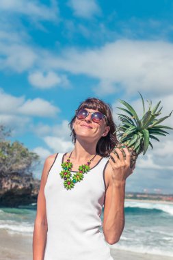 Ananas ile kadın tropikal yaz. Açık havada, okyanus, doğa. Bali Adası cennet, Endonezya.