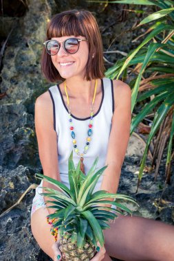 Ananas ile kadın tropikal yaz. Açık havada, okyanus, doğa. Bali Adası cennet. Endonezya.