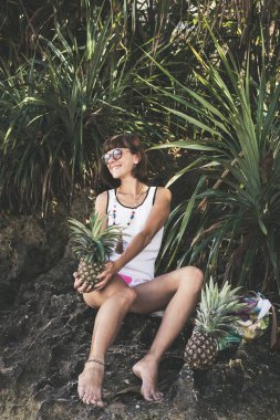 Ananas ile kadın tropikal yaz. Açık havada, okyanus, doğa. Bali Adası cennet. Endonezya.
