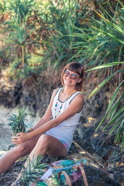 Ananas ile kadın tropikal yaz. Açık havada, okyanus, doğa. Bali Adası cennet. Endonezya.