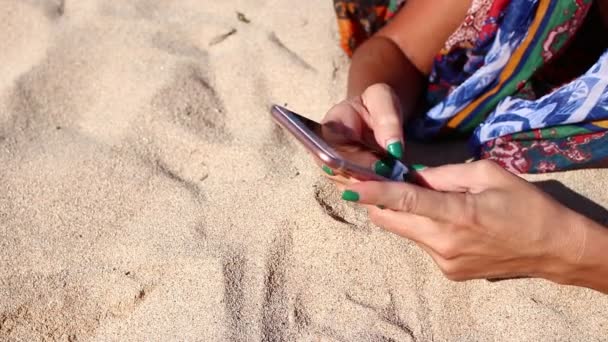 Mujer usando el teléfono móvil inteligente riendo en la playa. Chica en bikini usando smartphone feliz. Isla tropical de Bali, Indonesia . — Vídeos de Stock