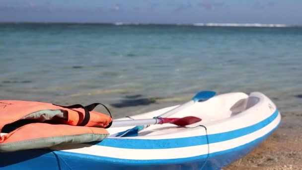 Lonely kayak on the beach, no people. Bali island, Indonesia. — Stock Video