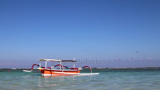 Oceaan aan het strand op een zonnige dag. Tropische Paradijseiland Bali, Indonesië. — Stockvideo