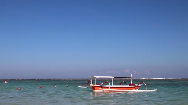 Playa junto al mar en un día soleado. Isla paradisíaca tropical de Bali, Indonesia . — Vídeos de Stock