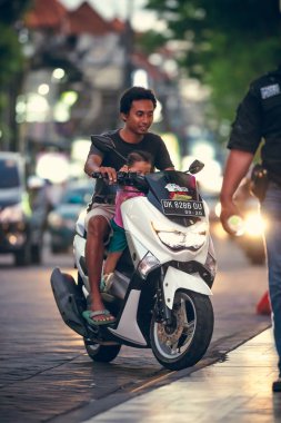 Bali, Endonezya - 12 Ekim 2017: Legian street, Kuta, Bali, Endonezya scooter. Motosiklet Rating.