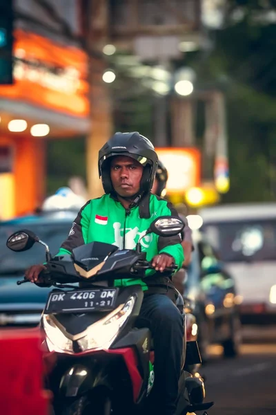 BALI, INDONESIA - OCTOBER 12, 2017: Scooters di jalan Legian, Kuta, Bali, Indonesia. Lalu lintas sepeda motor . — Stok Foto