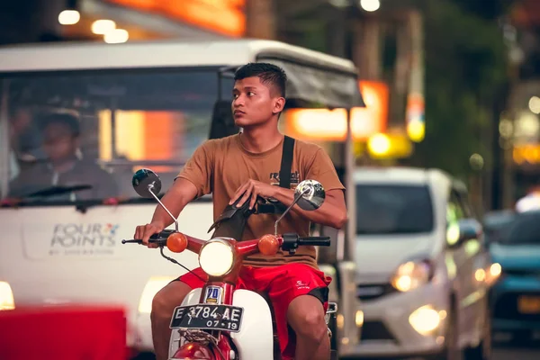 BALI, INDONÉSIA - 12 de outubro de 2017: Scooters on the Legian street, Kuta, Bali, Indonesia. Tráfego de moto . — Fotografia de Stock