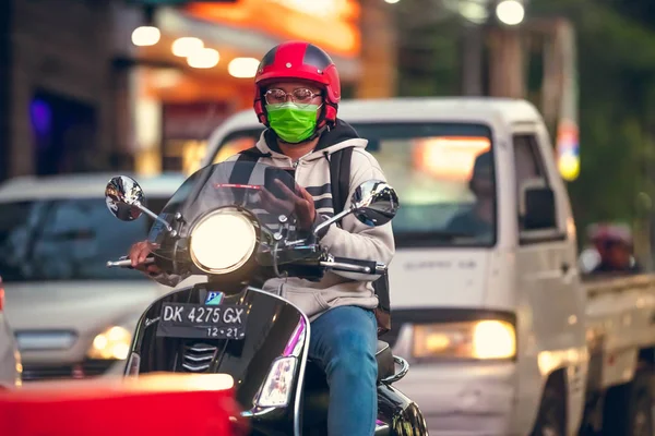 Bali, indonesien - 12. oktober 2017: roller auf der legian street, kuta, bali, indonesien. Motorradverkehr. — Stockfoto
