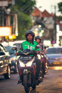 Bali, Endonezya - 12 Ekim 2017: Legian street, Kuta, Bali, Endonezya scooter. Motosiklet Rating.