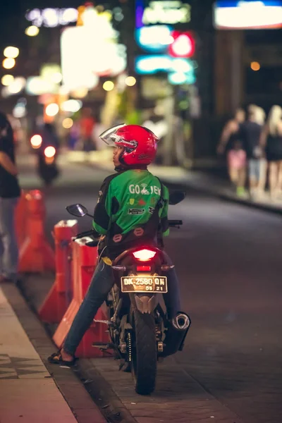 BALI, INDONESIA - OCTOBER 12, 2017: Scooters on the Legian street, Kuta, Bali, Indonesia. Motorbike traffic. — Stock Photo, Image