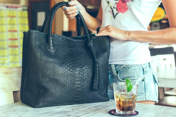 Nahaufnahme Frau Hände mit Luxus Schlangenhaut Python Handtasche. draußen, bali island. — Stockfoto