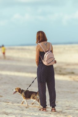 Genç kadın ile onun güzel beagle köpek Bali beach Adası, Endonezya.