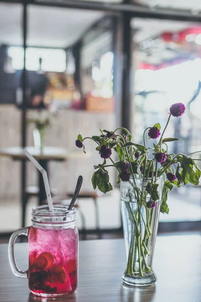 카페, 발리 섬, 인도네시아에서에서 여름 딸기 신선 하 고 차가운 mocktail. — 스톡 사진