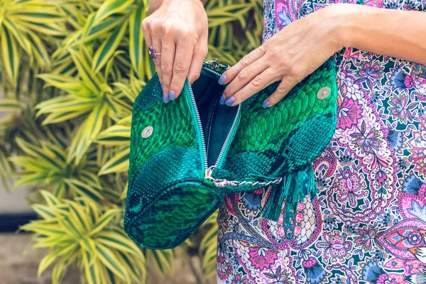 特写妇女手与时尚豪华蛇皮蟒蛇手提包。户外, 巴厘岛. — 图库照片