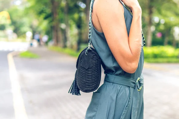 Nahaufnahme attraktive schöne Frau mit Schlangenhaut Python Handtasche posiert im Freien. bali-Insel. — Stockfoto
