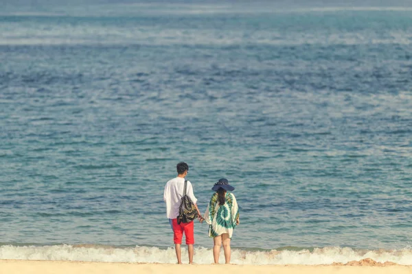 Bali, Indonesië - 13 oktober 2017: Paar op het strand van Bali eiland, Indonesië. Straat fotografie, levensstijl, buitenshuis. — Stockfoto