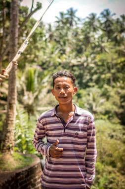 Bali, Endonezya - 5 Aralık 2017: Closeup Bali Adası ormanları içinde Asya Bali Endonezya adam portresi.