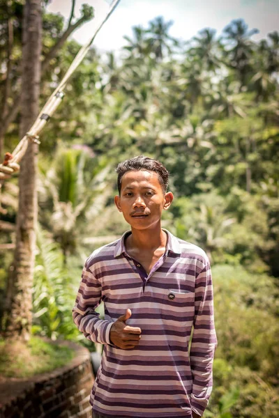 Bali, Endonezya - 5 Aralık 2017: Closeup Bali Adası ormanları içinde Asya Bali Endonezya adam portresi.