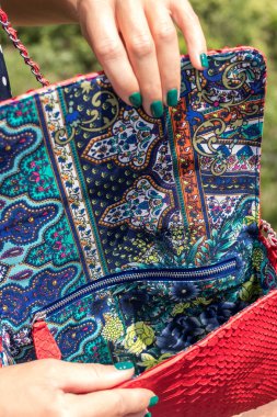 Kadın elle moda yılan deri egzotik çanta dışında. Bali Adası.