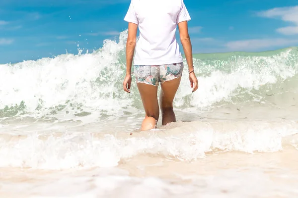 Молода жінка, весело з океанських хвиль на острові тропічні пляжі Балі, Індонезія. Рідкісний вид. — стокове фото