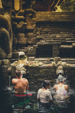Bali, Endonezya - 5 Aralık 2017: Kutsal kaynak suyu. Tirta Empul tapınakta dua insanlar. Bali, Endonezya.