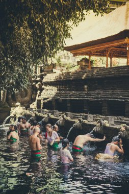 Bali, Endonezya - 5 Aralık 2017: Kutsal kaynak suyu. Tirta Empul tapınakta dua insanlar. Bali, Endonezya.