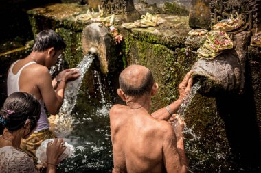 Bali, Endonezya - 5 Aralık 2017: Kutsal kaynak suyu. Tirta Empul tapınakta dua insanlar. Bali, Endonezya.