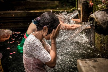 Bali, Endonezya - 5 Aralık 2017: Kutsal kaynak suyu. Tirta Empul tapınakta dua insanlar. Bali, Endonezya.
