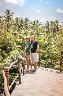 Orman yağmur ormanlarında genç romantik balayı birkaç Bali, Endonezya'nın tropikal bir ada.