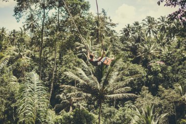 Bali, Endonezya - 5 Aralık 2017: orman yağmur ormanlarında bir tropikal Bali Adası, Endonezya'nın Uçurumdaki sallanan genç turist adam.