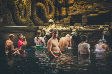 Bali, Endonezya - 5 Aralık 2017: Kutsal kaynak suyu. Tirta Empul tapınakta dua insanlar. Bali, Endonezya.