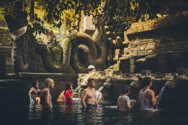 Bali, Endonezya - 5 Aralık 2017: Kutsal kaynak suyu. Tirta Empul tapınakta dua insanlar. Bali, Endonezya.