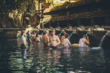 Bali, Endonezya - 5 Aralık 2017: Kutsal kaynak suyu. Tirta Empul tapınakta dua insanlar. Bali, Endonezya.