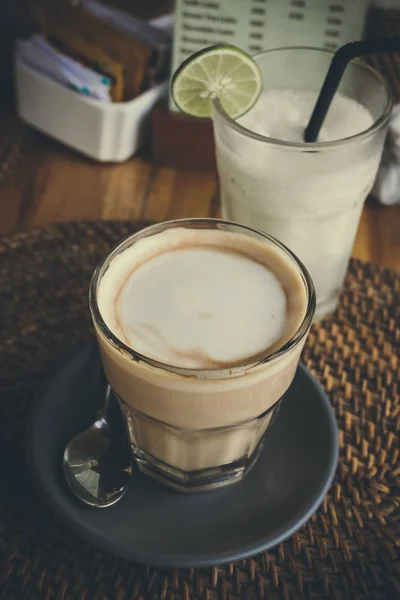 Closeup φλυτζάνι του καφέ latte στο νησί ένα τροπικό εστιατόριο του Μπαλί, Ινδονησία. — Φωτογραφία Αρχείου