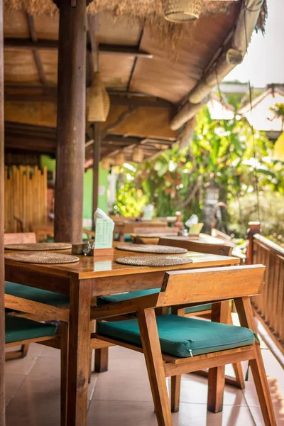 Интерьер тропического ресторана на острове Бали, Индонезия. Деревянный стол и стулья . — стоковое фото