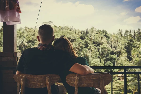 Giovane coppia romantica luna di miele nella foresta pluviale della giungla di un'isola tropicale di Bali, Indonesia . — Foto Stock