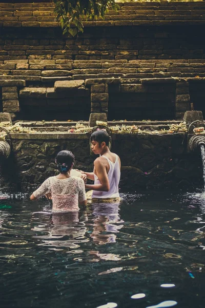 Bali, Indonesië - 5 December 2017: Heilige bronwater. Mensen bidden in de Tirta Empul Tempel. Bali, Indonesië. — Stockfoto