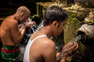 Bali, Endonezya - 5 Aralık 2017: Kutsal kaynak suyu. Tirta Empul tapınakta dua insanlar. Bali, Endonezya.